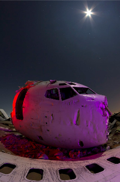 Cuốn sách ảnh của Paiva cho người xem thấy được công nghệ tiên tiến một thời nay đã biến thành đống đổ nát. Trong bức ảnh này, nhiếp ảnh gia chụp phần phía trước của một chiếc Boeing 737 đang nằm mục nát trên sa mạc.