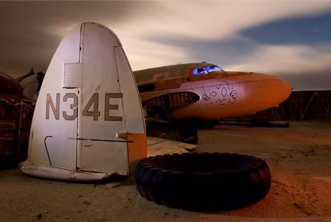 Thời gian đã phản ánh bằng nhiều cách khác nhau trên những chiếc máy bay ở nghĩa địa này giống như những bức vẽ graffiti trên chiếc Lockheed Lodestar này.