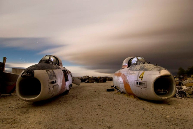 Troy Paiva, con trai của một kỹ sư máy bay, lớn lên trong một gia đình có đam mê về hàng không. Bức ảnh này chụp hai chiếc phản lực F-86 Sabre bị hư hại.