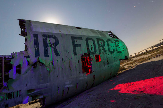 Những dòng chữ vẫn còn hiện hữu trên chiếc B-52 Stratofortress nhắc nhở người xem rằng đống đổ nát này đã từng là một phần trong các hoạt động quân sự của Mỹ.