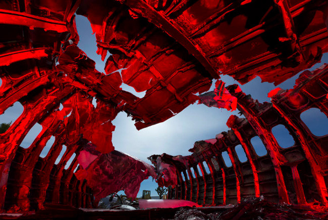 Một số bức ảnh của Paiva ghi dấu ấn với kiểu sử dụng ánh sáng và cắt ảnh để làm biến dạng chiếc máy bay quen thuộc.