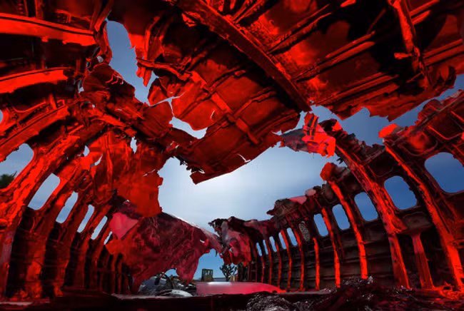 Một số bức ảnh của Paiva ghi dấu ấn với kiểu sử dụng ánh sáng và cắt ảnh để làm biến dạng chiếc máy bay quen thuộc.