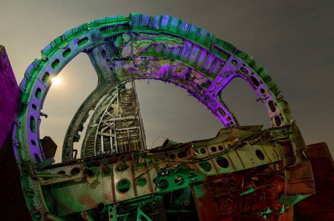 Troy Paiva thường chụp ảnh nghĩa địa máy bay lúc đêm tối để tránh cái nóng của sa mạc và những con mắt "soi mói". Troy thường dùng nhiều thiết bị bắt sáng để chiếu sáng các vật mẫu. Trong bức ảnh này, nhiếp ảnh gia dùng đèn xanh lá, tím và đỏ kết hợp với ánh sáng tự nhiên từ mặt trăng.