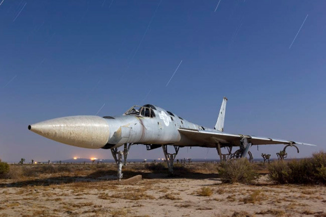 Chiếc máy bay Convair B-58 Hustler đang "phân hủy" ở sa mạc Mojave là chiếc máy bay duy nhất loại này hiện còn trong bảo tàng. Hustler là máy bay ném bom đầu tiên có khả năng bay với tốc độ siêu âm, nhưng đã không còn được sử dụng từ những năm 1970 do không an toàn và chi phí vận hành cao.