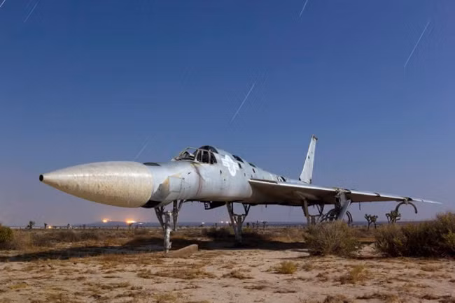 Chiếc máy bay Convair B-58 Hustler đang "phân hủy" ở sa mạc Mojave là chiếc máy bay duy nhất loại này hiện còn trong bảo tàng. Hustler là máy bay ném bom đầu tiên có khả năng bay với tốc độ siêu âm, nhưng đã không còn được sử dụng từ những năm 1970 do không an toàn và chi phí vận hành cao.