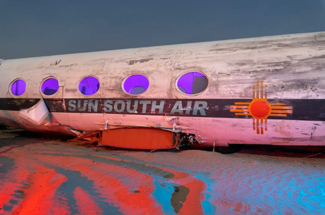 Bức ảnh mang tên “Sun South Air” mà Troy Paiva chụp năm 2018 được dàn cảnh như một bộ phim cũ khi chiếc máy bay được thắp sáng bằng ánh đèn đỏ, tím.