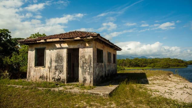 Hiện tại đảo này chỉ có 480 người sinh sống rải rác trong các ngôi làng và người dân sống bằng nghề đánh bắt cá.