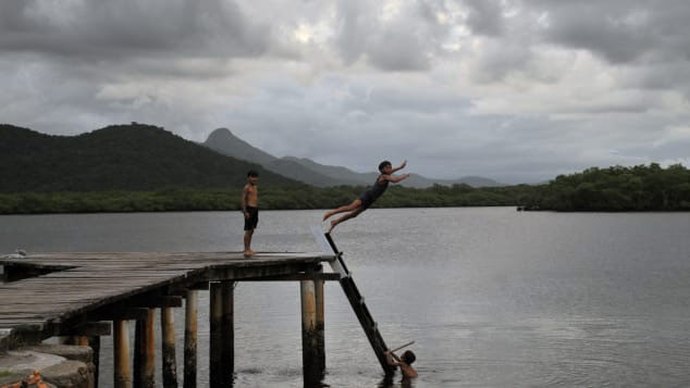 Đảo Ilha do Cardoso nằm ở mũi phía nam của tiểu bang Sao Paulo, cách 170 dặm về phía tây nam của thành phố cùng tên Sao Paulo, Brazil.