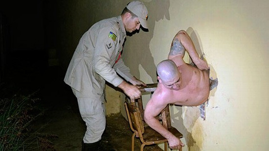 Một vài tù nhân ở Brazil đã tìm cách vượt ngục bằng cách đào một cái lỗ trong nhà tắm để lọt ra ngoài. Hai trong số ba tù nhân vượt qua cái lỗ dễ dàng, đến người thì ba thì bị mắc kẹt vì thân hình "quá khổ" và bị quản lý trại giam phát hiện.
