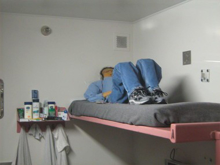 Một tù nhân tên Michael J. Norwood ở Mỹ đã tạo ra một hình nộm và đặt lên giường của ông ta trong nhà tù còn ông ta thì lẻn ra khỏi tù, nhưng kế hoạch của Michael bất thành vì bị bạn tù báo với quản lý trại giam.