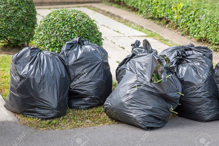 Hai tù nhân ở Brazil được phân công nhiệm vụ dọn rác trong nhà tù và đã nghĩ ra cách đào tẩu bằng cách chui vào bao rác to. Mọi việc có thể sẽ trôi chảy nếu cả hai không uốn éo quá nhiều trong bao rác khiến mọi người tưởng có chuột trong đó và khi mở bao ra thì…