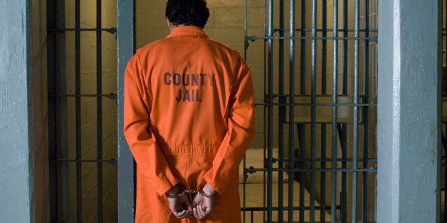 Hai tù nhân đã tìm cách trốn khỏi một nhà tù ở New Zealand khi cả hai đang xích chung một cái còng. Trên đường đi trốn, hai tên tranh cãi chạy theo đường nào và không ai chịu ai thành ra ngã lăn quay và bị bắt lại.