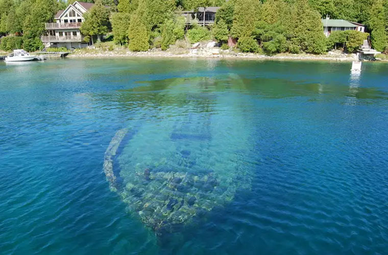 Trong một công viên ở Ontario, Canada, có hơn 20 con tàu đắm nằm dưới nước.
