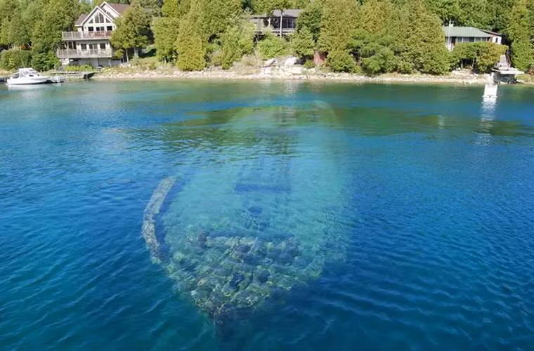 Trong một công viên ở Ontario, Canada, có hơn 20 con tàu đắm nằm dưới nước.