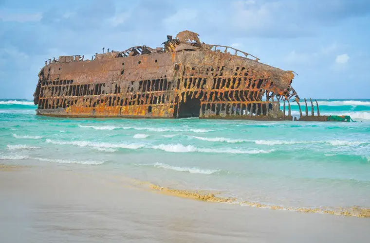 Tàu mang tên Cabo Santa Maria, được nhà độc tài Tây Ban Nha Francisco Franco gửi tặng cho những người ủng hộ ông, đã bị chìm trên bờ biển Boa Vista, Cape Verde.