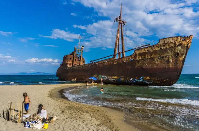 Có tin đồn rằng con tàu Agios Dimitrios ở Gythio, Peloponnese, Hy Lạp, đã bị đốt để che đậy việc nó được sử dụng cho hoạt động buôn lậu thuốc lá giữa Thổ Nhĩ Kỳ và Italy.