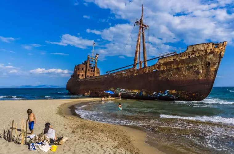 Có tin đồn rằng con tàu Agios Dimitrios ở Gythio, Peloponnese, Hy Lạp, đã bị đốt để che đậy việc nó được sử dụng cho hoạt động buôn lậu thuốc lá giữa Thổ Nhĩ Kỳ và Italy.