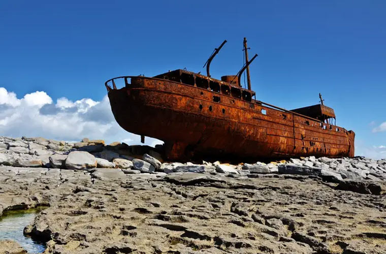 Xác tàu đắm MV Plassey trên bờ biển Inisheer, một trong những quần đảo Aran của Ireland, đã xuất hiện trong bộ phim truyền hình Anh Father Ted.