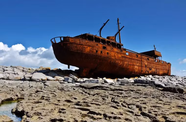 Xác tàu đắm MV Plassey trên bờ biển Inisheer, một trong những quần đảo Aran của Ireland, đã xuất hiện trong bộ phim truyền hình Anh Father Ted.