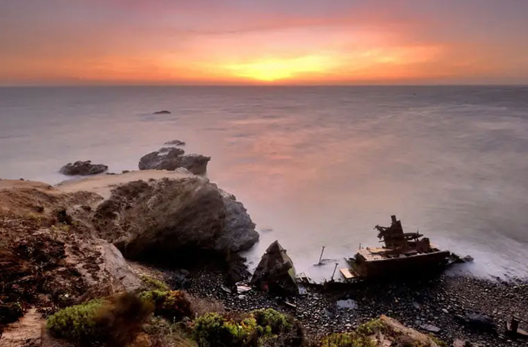 Xác một chiếc tàu kéo chưa xác định nằm ở Vila Nova de Milfontes, một ngôi làng ven biển đẹp như tranh vẽ ở Odemira, Bồ Đào Nha.