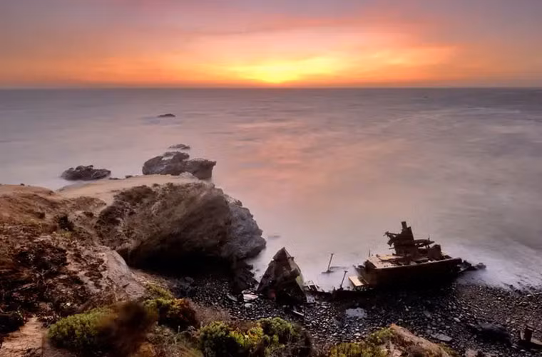 Xác một chiếc tàu kéo chưa xác định nằm ở Vila Nova de Milfontes, một ngôi làng ven biển đẹp như tranh vẽ ở Odemira, Bồ Đào Nha.