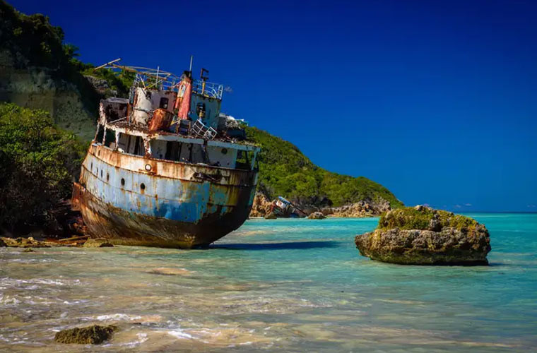 Trên bãi biển Sandy Ground của Anguilla, xác con tàu đắm Sarah dài hơn 70 mét nằm đó. Sarah chìm trong cơn bão Klaus năm 1984.
