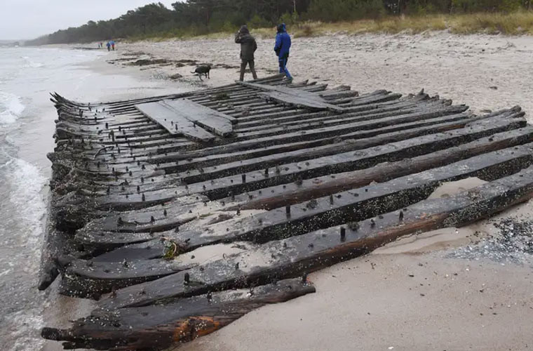 Sau một cơn bão năm 2019, một con tàu đắm đã được phát hiện trên bãi biển ở Glowe, thuộc quần đảo Rugen, Đức. Các chuyên gia cho rằng con tàu này là một tàu buôn từ thế kỷ 18.