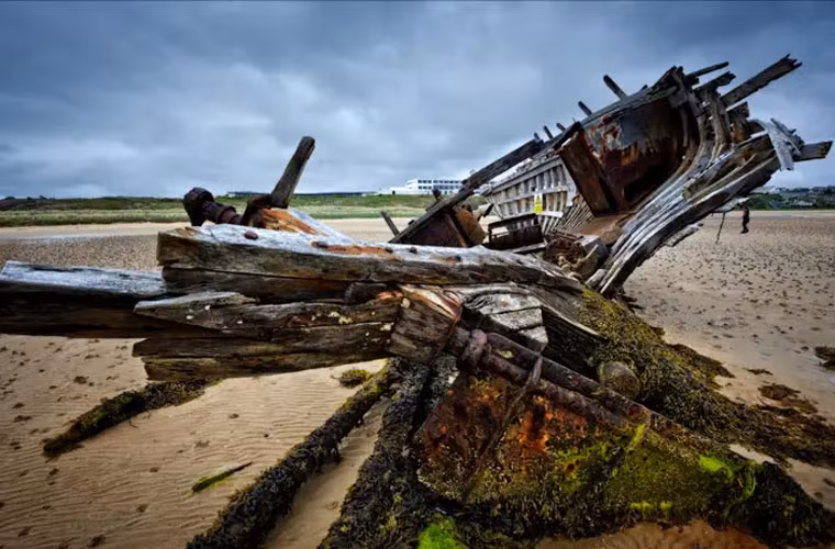 Được mệnh danh là “Bad Eddie”, con tàu này được kéo vào bờ biển Magheraclogher ở Donegal, Ireland, năm 1977.