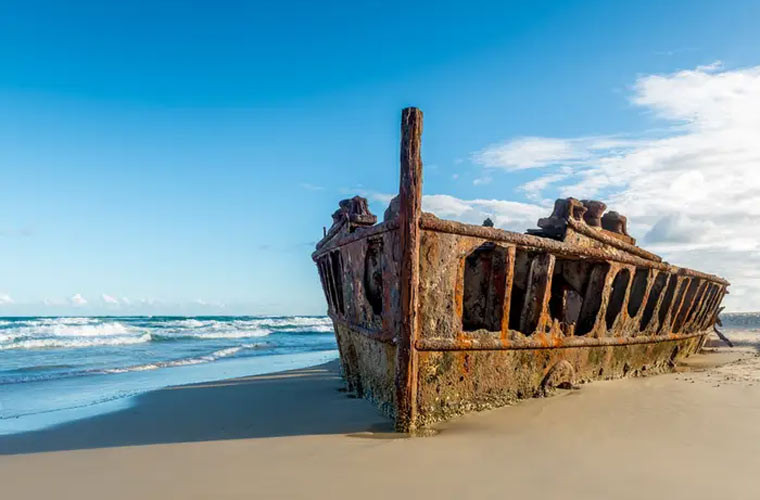 Được sử dụng làm tàu bệnh viện trong Thế chiến I, SS Maheno bị đắm sau một cơn lốc xoáy ở đảo Fraser tại Queensland, Australia, khi đang trên đường tới Nhật Bản.