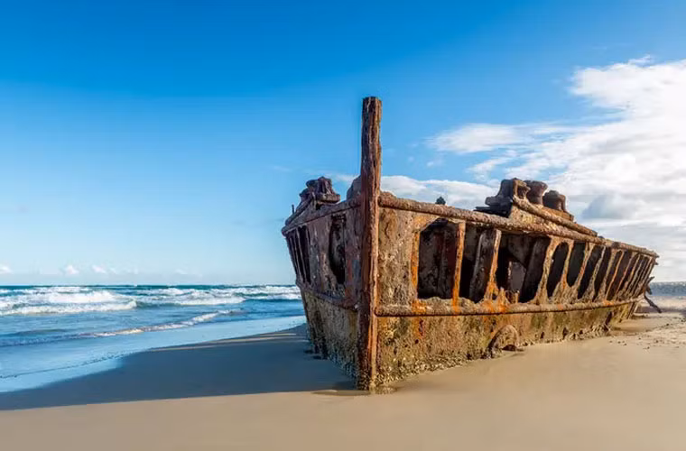 Được sử dụng làm tàu bệnh viện trong Thế chiến I, SS Maheno bị đắm sau một cơn lốc xoáy ở đảo Fraser tại Queensland, Australia, khi đang trên đường tới Nhật Bản.