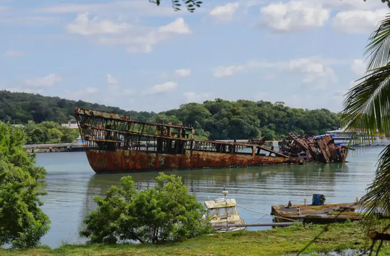 Một số con tàu ở Roatan, Honduras, được cố tình đánh đắm để những người lặn biển khám phá chúng.