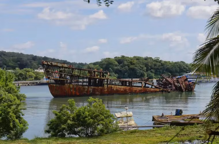 Một số con tàu ở Roatan, Honduras, được cố tình đánh đắm để những người lặn biển khám phá chúng.