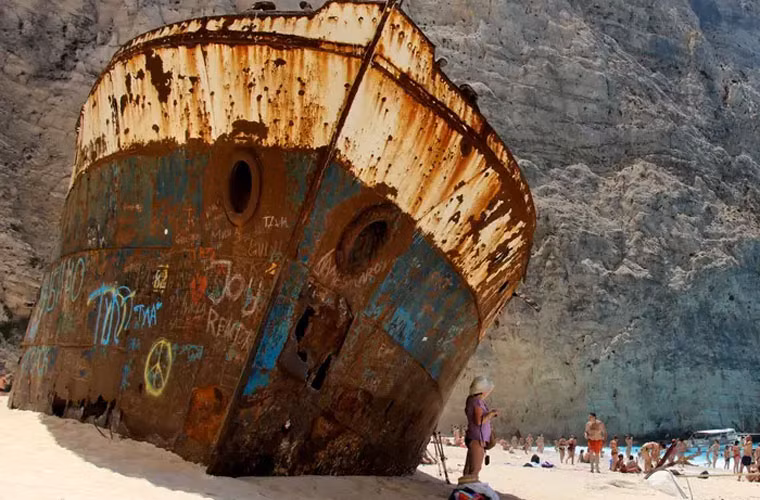 Ở Hy Lạp, đảo Zakynthos là nơi chứa xác tàu MV Panagiotis. Nơi con tàu mắc cạn được đặt tên là bãi biển Navagio (bãi biển tàu đắm).