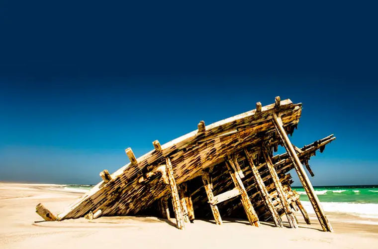 Được người dân địa phương gọi đây là “Con tàu mất tích”. Con tàu bị đắm này nằm ở Masirah, ngoài khơi bờ biển Oman.