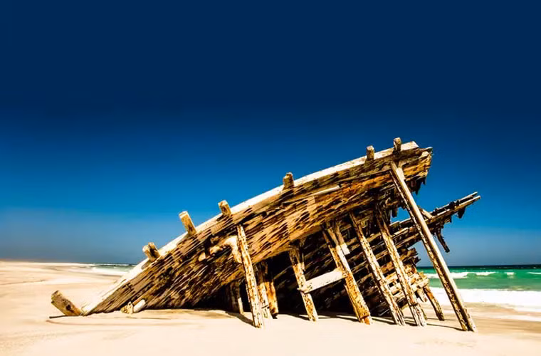 Được người dân địa phương gọi đây là “Con tàu mất tích”. Con tàu bị đắm này nằm ở Masirah, ngoài khơi bờ biển Oman.