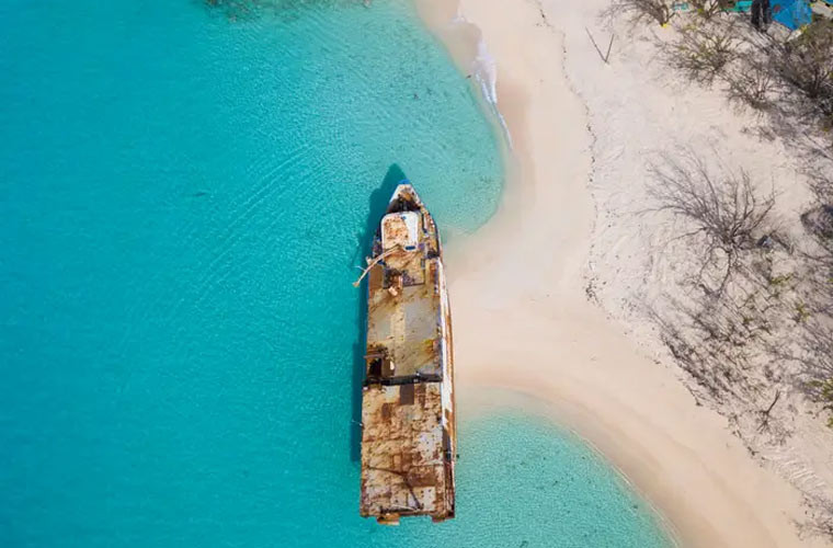 Mega One Triton, một giàn khoan dầu cũ, đã dạt vào bờ biển trên đảo Grand Turk trong cơn bão Sandy năm 2012.