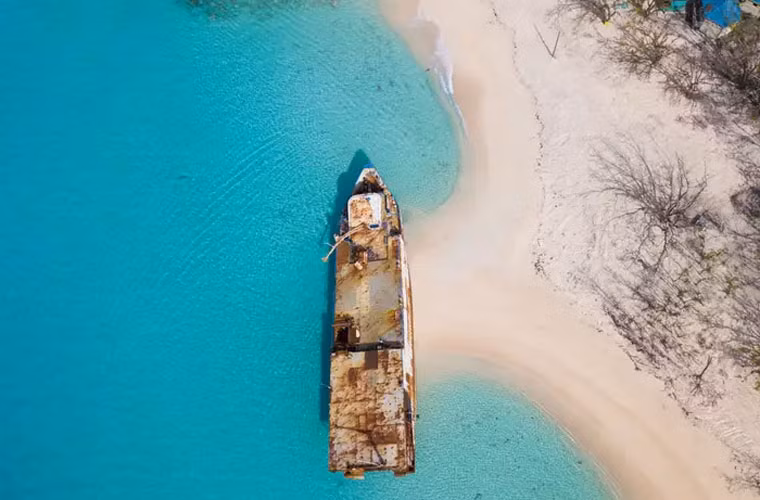 Mega One Triton, một giàn khoan dầu cũ, đã dạt vào bờ biển trên đảo Grand Turk trong cơn bão Sandy năm 2012.