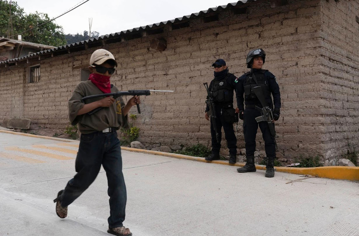 Không thể đưa trẻ tới trường và quá sợ hãi khi phải bước ra khỏi làng nên người dân trong 16 ngôi làng miền núi ở bang Guerrero không có nhiều lựa chọn.