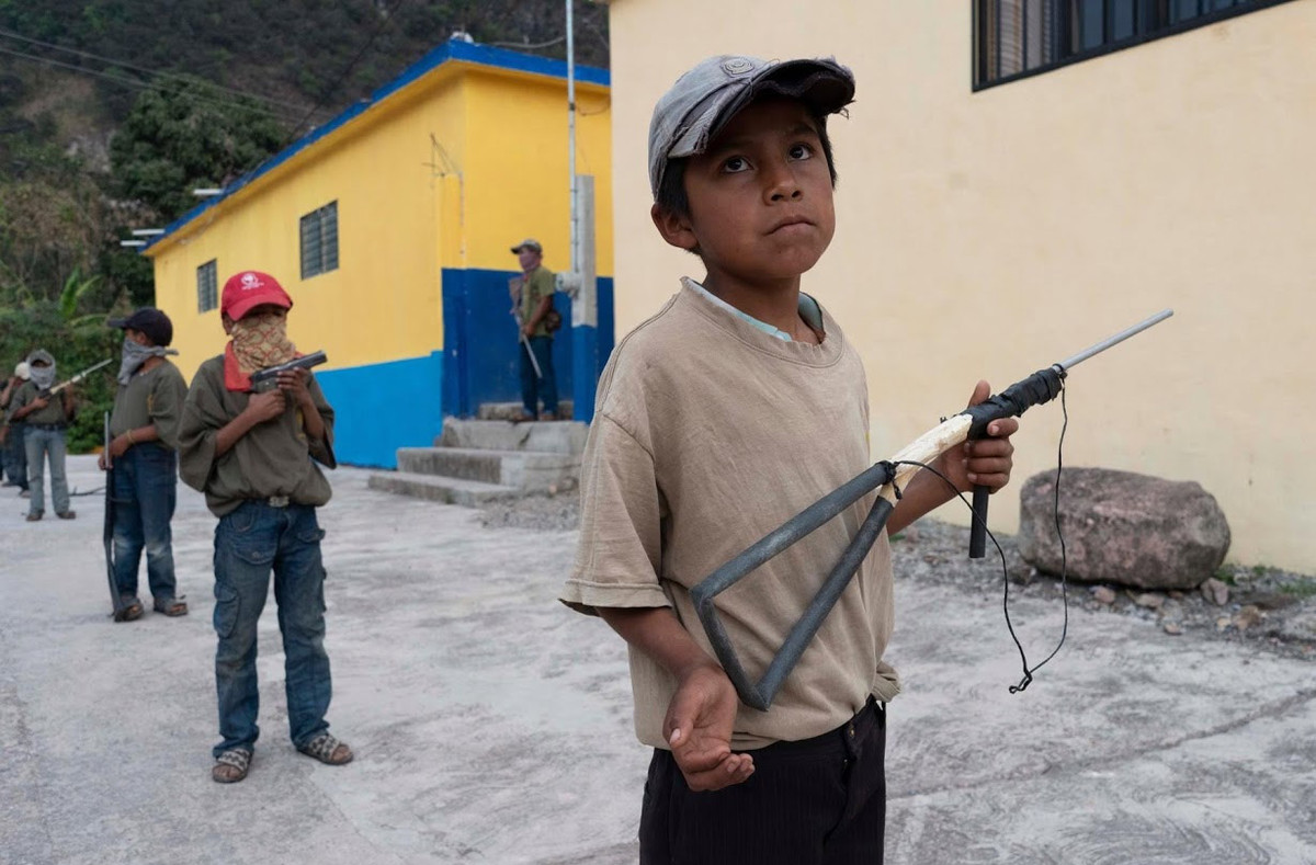 Ông Sanchez Luna cho rằng việc dạy con cách sử dụng vũ khí khi còn nhỏ là để các con ông tự bảo vệ bản thân, gia đình, các anh chị em và ngôi làng của họ. Từ 5 năm trước, làng của ông Sanchez đã thành lập một lực lượng dân quân tự vệ để bảo vệ làng.