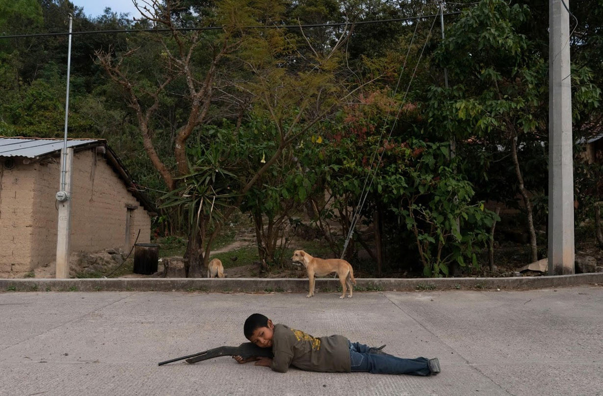 Việc người dân làng ở Guerrero đào tạo con em họ ở lứa tuổi học sinh cầm và sử dụng vũ khí gây chấn động cả đất nước Mexico và dậy sóng truyền thông nước này khi báo đài đưa hình ảnh những em bé mới chỉ 6 tuổi cầm súng và "khoe" các chiến thuật quân sự.