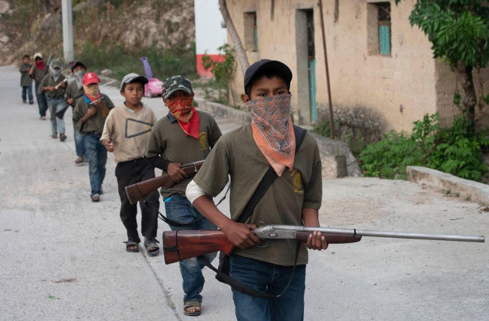 Abuner Martinez, 16 tuổi, đã thôi học từ một năm trước sau khi bố của cậu bị bắt cóc bên ngoài lãnh thổ được CRAC-PF bảo vệ rồi sau đó bị tra tấn và sát hại. Hiện tại, Martinez cũng có riêng một khẩu súng ngắn và sử dụng nó khi làm bảo vệ một trạm kiểm soát.