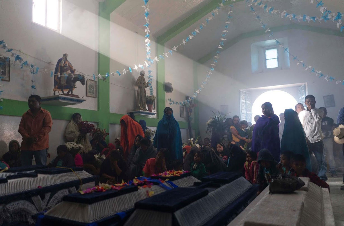 Vài năm gần đây, rất nhiều vụ giết người đã xảy ra tại khu vực Guerrero làm náo loạn 6.500 cư dân sống ở đây. Băng đảng Los Ardillos muốn đe dọa người nông dân và bắt họ phải trồng thuốc phiện cho chúng. Cuộc sống của dân trong 16 ngôi làng tại Guerrero bị bao vây bởi các băng đảng.