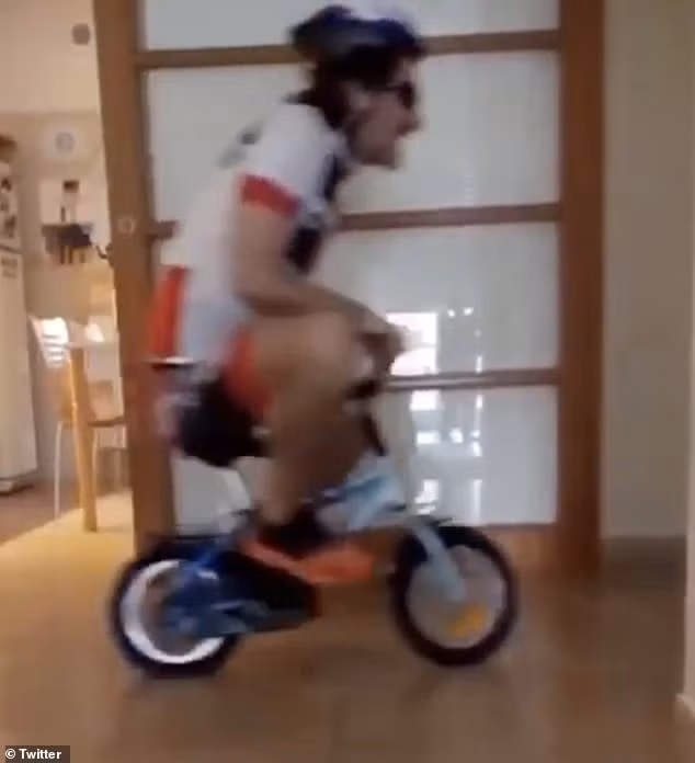 Người đàn ông này lấy xe đạp ba bánh của con chạy quanh nhà cho khỏi chán trong thời gian bị cách ly.