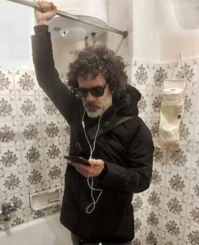 Vẫn giữ thói quen cũ! Người đàn ông New York này đã biến phòng tắm của nhà mình thành chuyến xe điện ngầm tạm thời và đứng trong nhà tắm đúng như bộ dạng đang trên tàu tới chỗ làm thật.