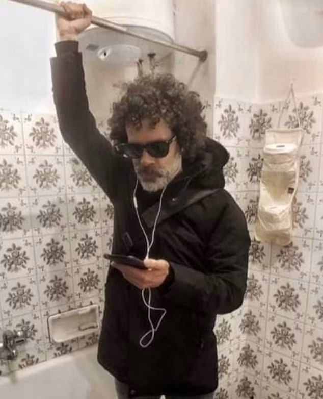 Vẫn giữ thói quen cũ! Người đàn ông New York này đã biến phòng tắm của nhà mình thành chuyến xe điện ngầm tạm thời và đứng trong nhà tắm đúng như bộ dạng đang trên tàu tới chỗ làm thật.