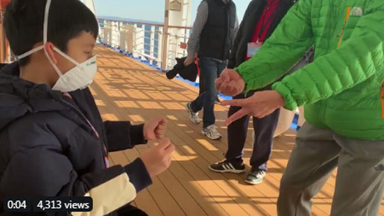 Các chuyên gia y tế khuyên mọi người giữ khoảng cách 2m khi tiếp xúc với nhau để tránh virus lây lan. Nhưng điều này khó có thể thực hiện trên du thuyền.