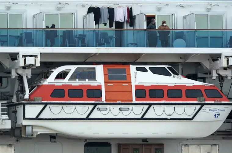 “Chúng ta phải nhớ rằng cách ly là để bảo vệ những người bên ngoài chứ không phải những người bên trong khu vực cách ly”, John Lynch, một phó giáo sư về bệnh truyền nhiễm ở Đại học Washington nói với New York Times. Mời độc giả xem thêm video: Cách nhận biết người có biểu hiện nhiễm virus corona (Nguồn video: VTC1)