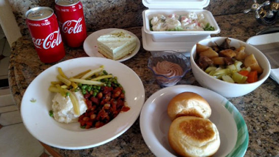 Một hành khách tỏ ra khá hài lòng với thức ăn họ được phục vụ trên du thuyền.