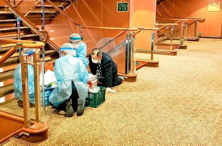  Diamond Princess trở thành "ngôi nhà nổi" của 2.666 hành khách và 1.045 thủy thủ đoàn ở cảng Yokohama, Nhật Bản. Toàn bộ 3.711 người trên thuyền đã buộc phải cách ly 14 ngày, bắt đầu từ 4/2. Các nhân viên y tế Nhật đã lên thuyền để khám cho mọi người và ban đầu phát hiện 10 trường hợp mắc virus corona sau khi có một hành khách Hong Kong lên tàu hôm 20/1 và người này sau đó bị phát hiện nhiễm virus corona.