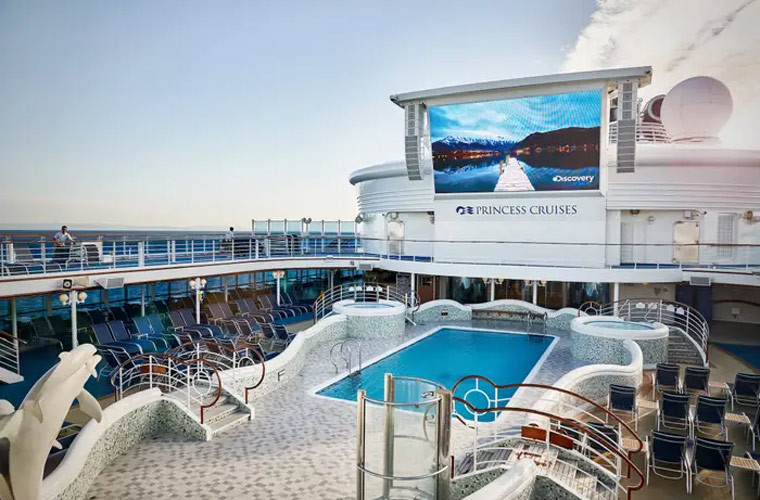 Du khách trong phòng khánh tiết trên Diamond Princess được phép bước ra boong tàu để hít thở không khí trong lành nhưng vẫn phải đeo khẩu trang.